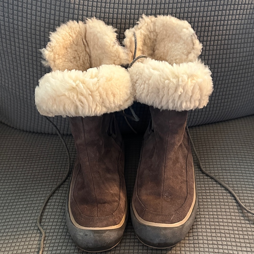 Sebago Dark Brown Lace Up Boots with Soft Cream Lining